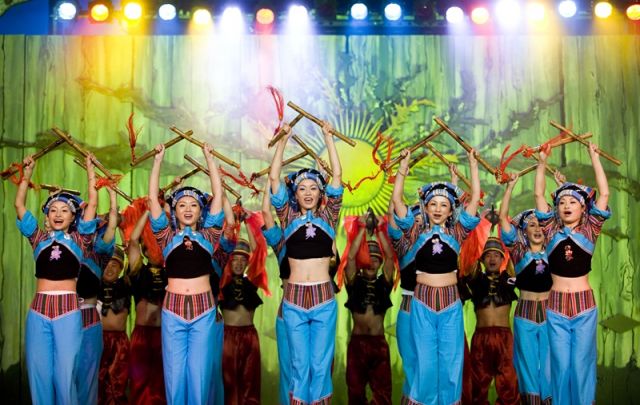 COMPAIA DE CANTO Y DANZA DEL SUDESTE DE GHIZHOU - CHINA 2009.