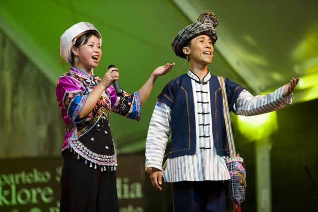 COMPAIA DE CANTO Y DANZA DEL SUDESTE DE GHIZHOU - CHINA 2009.