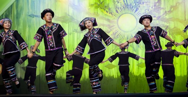 COMPAIA DE CANTO Y DANZA DEL SUDESTE DE GHIZHOU - CHINA 2009.