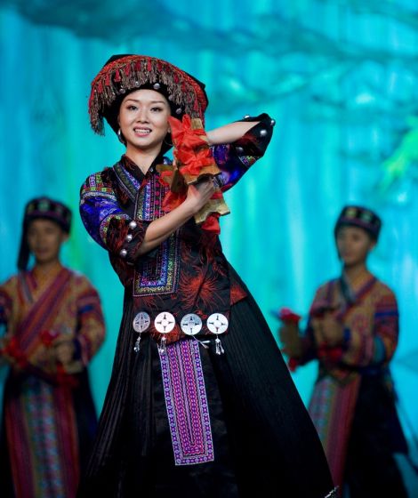 COMPAIA DE CANTO Y DANZA DEL SUDESTE DE GHIZHOU - CHINA 2009.