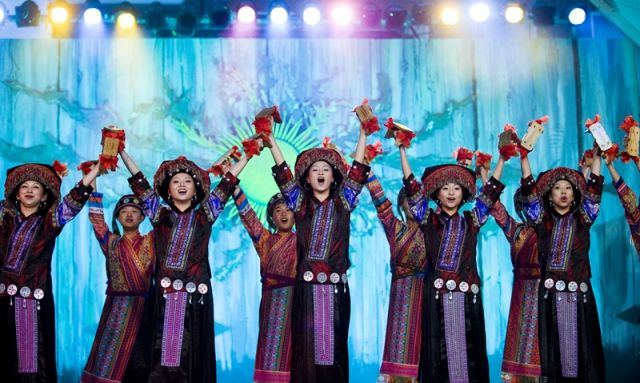 COMPAIA DE CANTO Y DANZA DEL SUDESTE DE GHIZHOU - CHINA 2009.