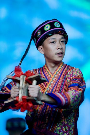 COMPAIA DE CANTO Y DANZA DEL SUDESTE DE GHIZHOU - CHINA 2009.