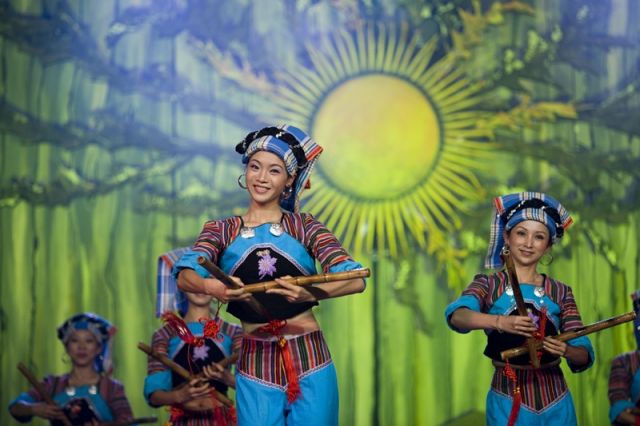 COMPAIA DE CANTO Y DANZA DEL SUDESTE DE GHIZHOU - CHINA 2009.