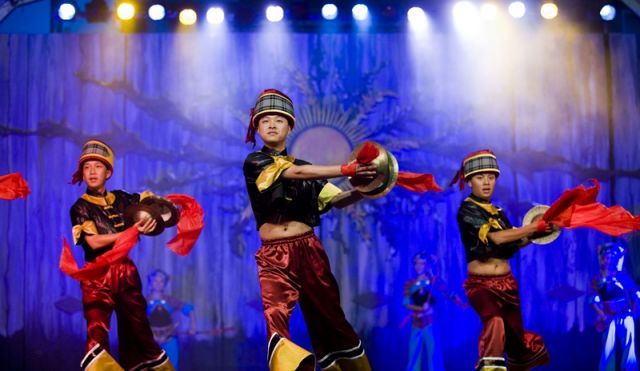 COMPAIA DE CANTO Y DANZA DEL SUDESTE DE GHIZHOU - CHINA 2009.