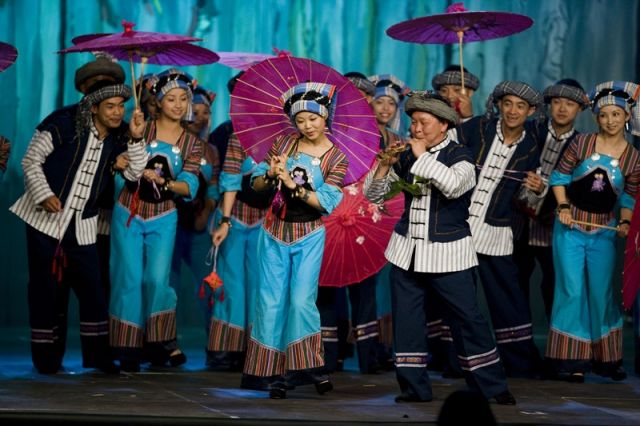 COMPAIA DE CANTO Y DANZA DEL SUDESTE DE GHIZHOU - CHINA 2009.