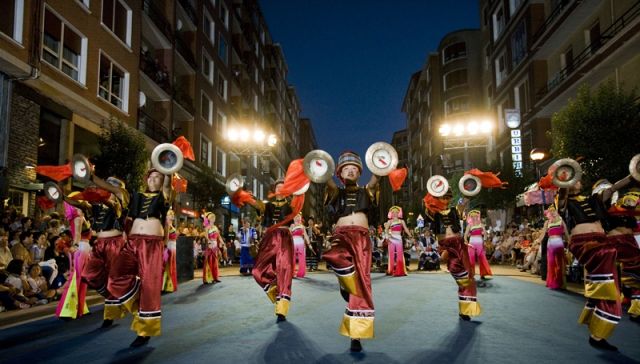 COMPAIA DE CANTO Y DANZA DEL SUDESTE DE GHIZHOU - CHINA 2009.