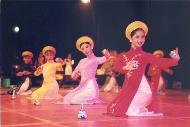 26 jaialdia COMPAIA FOLKLORICA DE VIETNAM (2000).