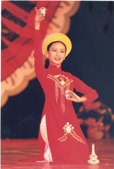 26 jaialdia COMPAIA FOLKLORICA DE VIETNAM (2000).