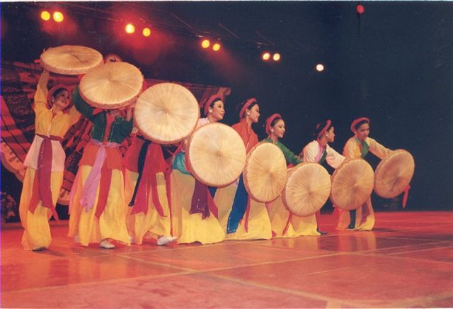 26 jaialdia COMPAIA FOLKLORICA DE VIETNAM (2000).