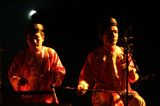 32 jaialdia DANZAS Y CANTOS IMPERIALES DE LA CIUDAD DE HUE - VIETNAM (2006).