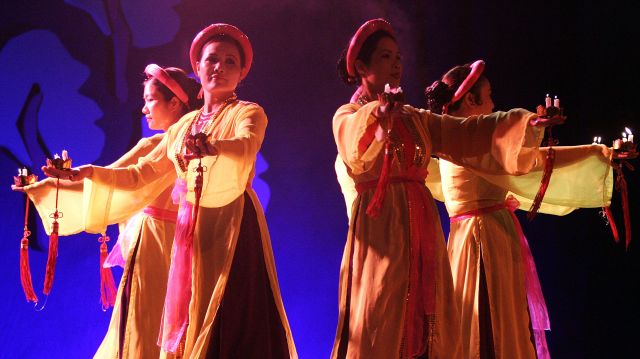 32 jaialdia DANZAS Y CANTOS IMPERIALES DE LA CIUDAD DE HUE - VIETNAM (2006).