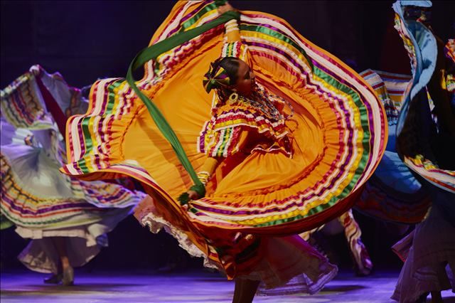 BALLET FOLKLORICO DE LA UNIVERSIDAD DE COLIMA