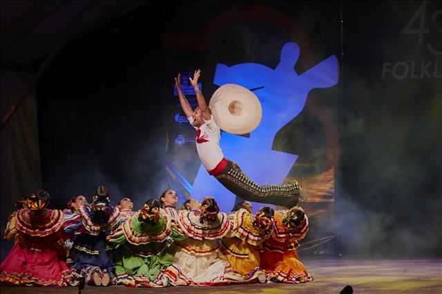 BALLET FOLKLORICO DE LA UNIVERSIDAD DE COLIMA